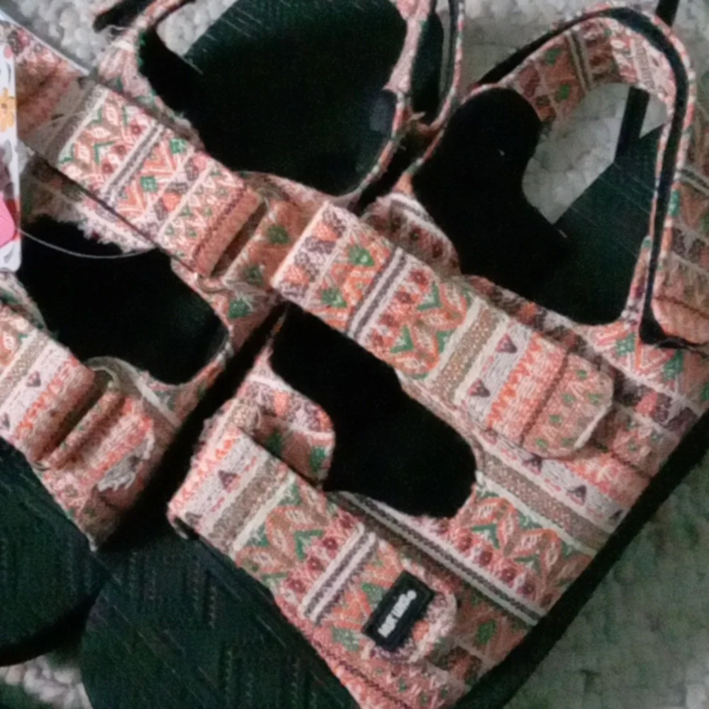 Muk Luk Sandal Size 8 - Picture 3 of 7